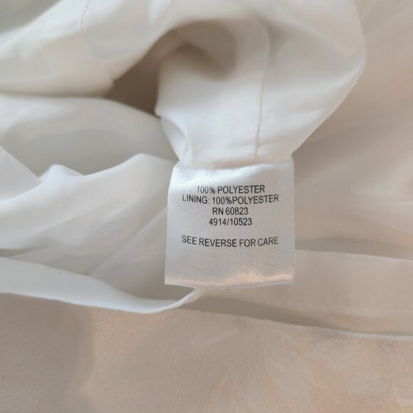 Elegant White Sleeveless Dress - Picture 4 of 7